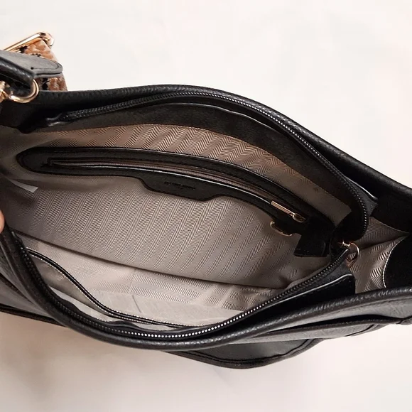 Metro Muse Black Vegan Leather Crossbody Bag - Picture 5 of 7